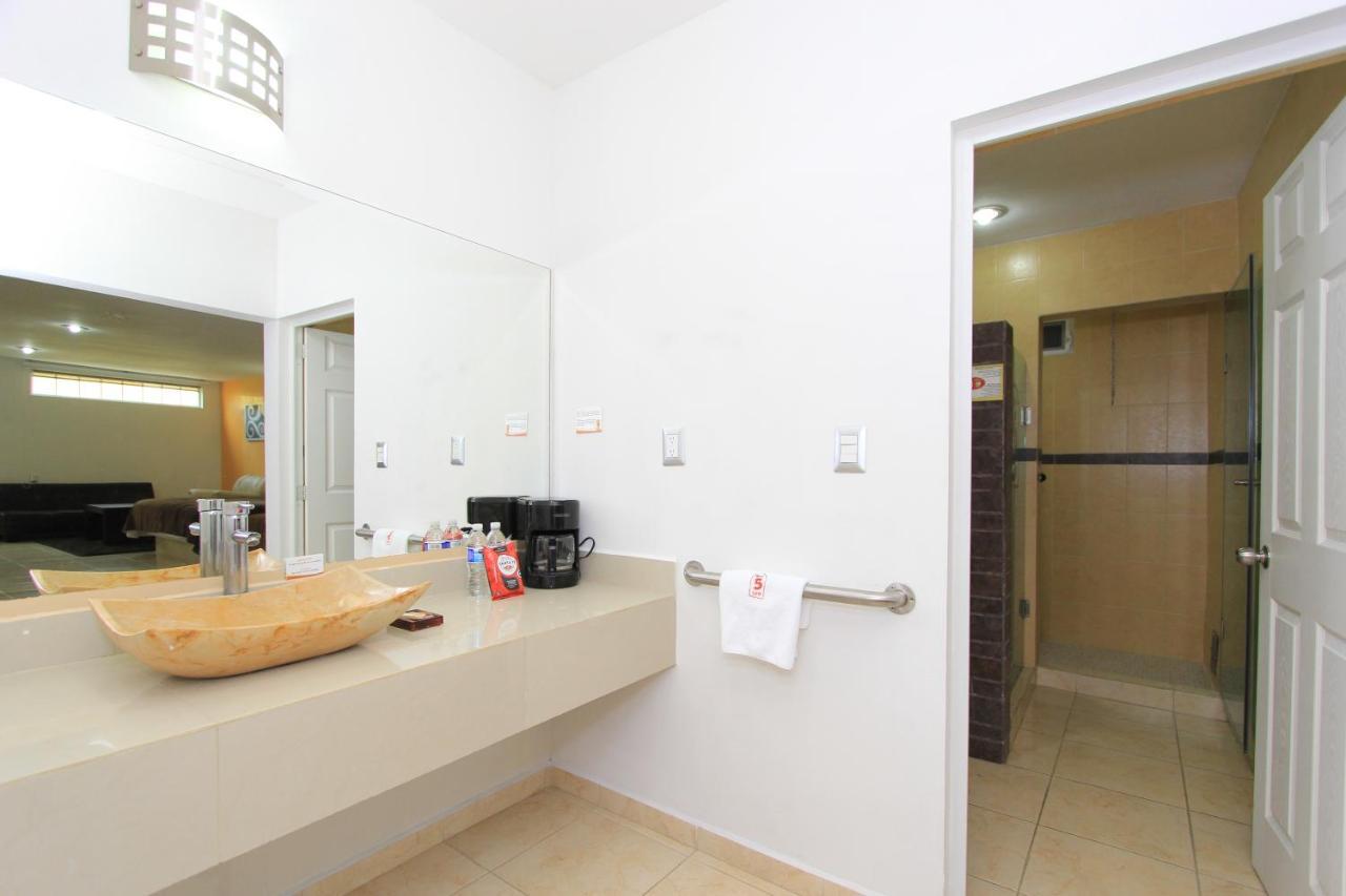 Hotel 5 Inn Silao Bagian luar foto